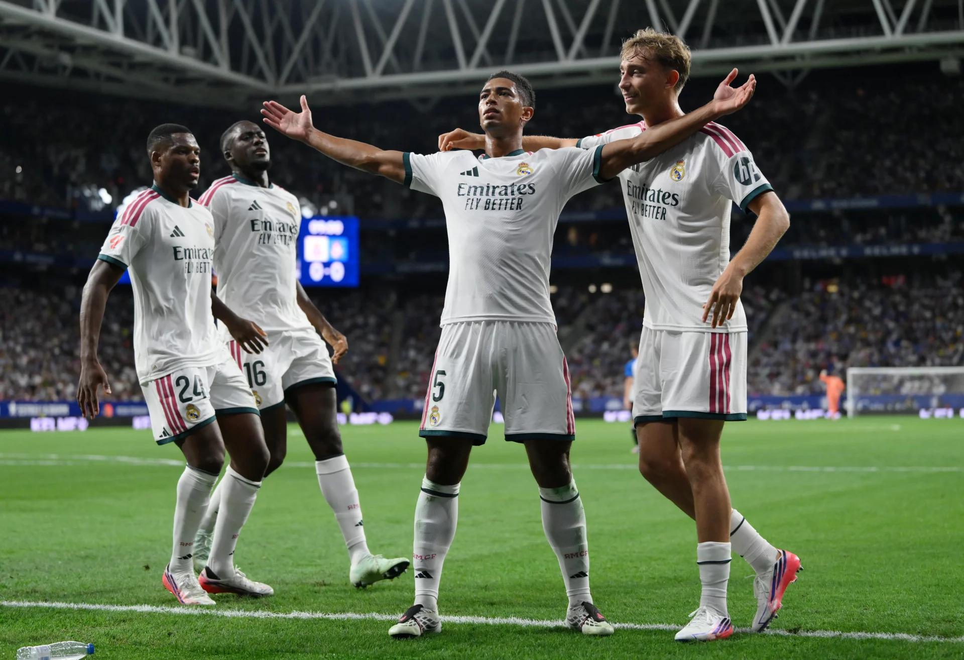 Calificaciones Blancas: Uno por uno del Real Madrid en la victoria contra el Espanyol (1-2) Los jugadores del Real Madrid celebran el gol de Bellingham ante el Espanyol.