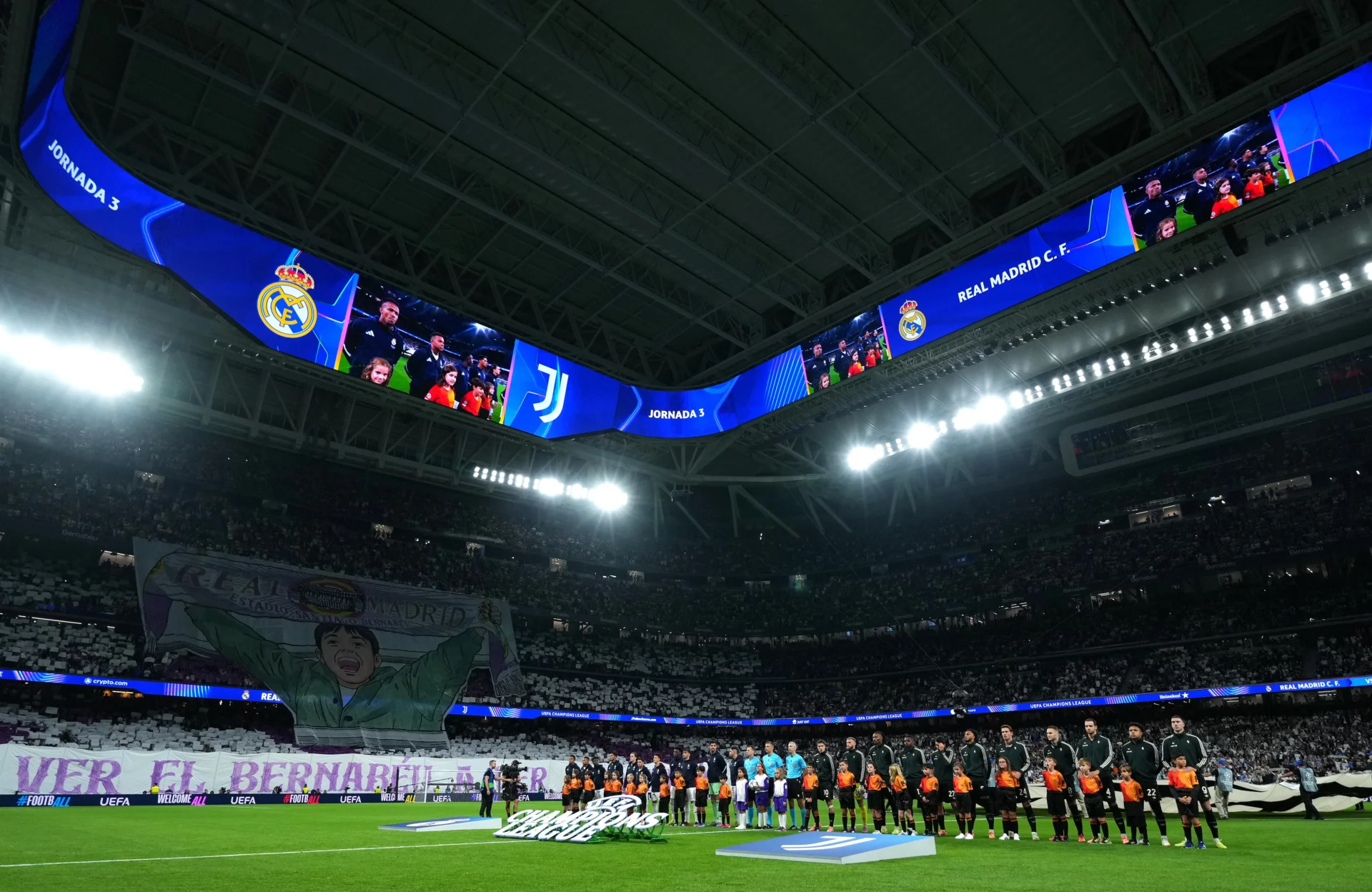 El interior del Santiago Bernabéu durante una noche de Champions.