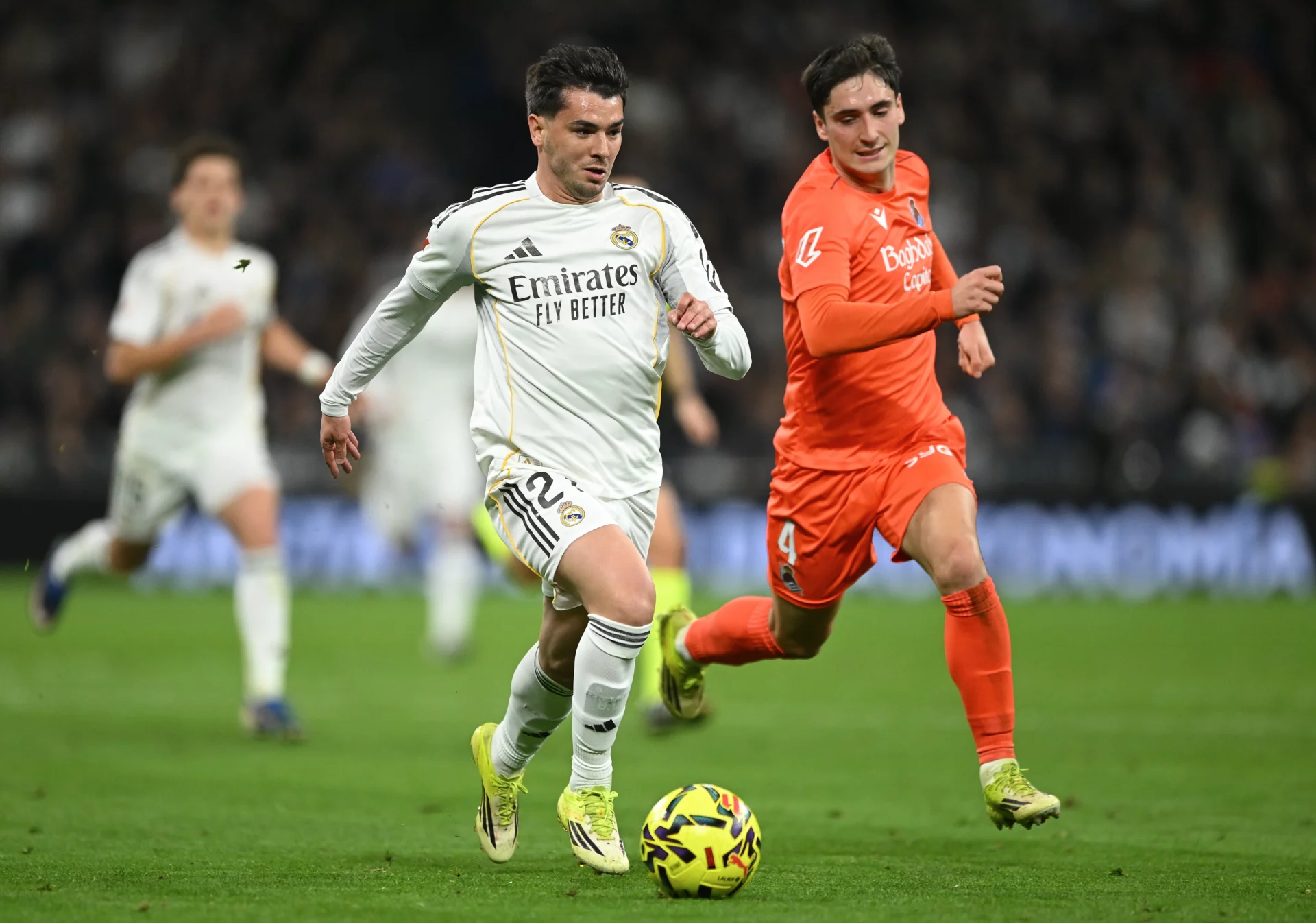Brahim y Gorrotxategi corren a por el balón durante un partido entre Real Madrid y Real Sociedad.