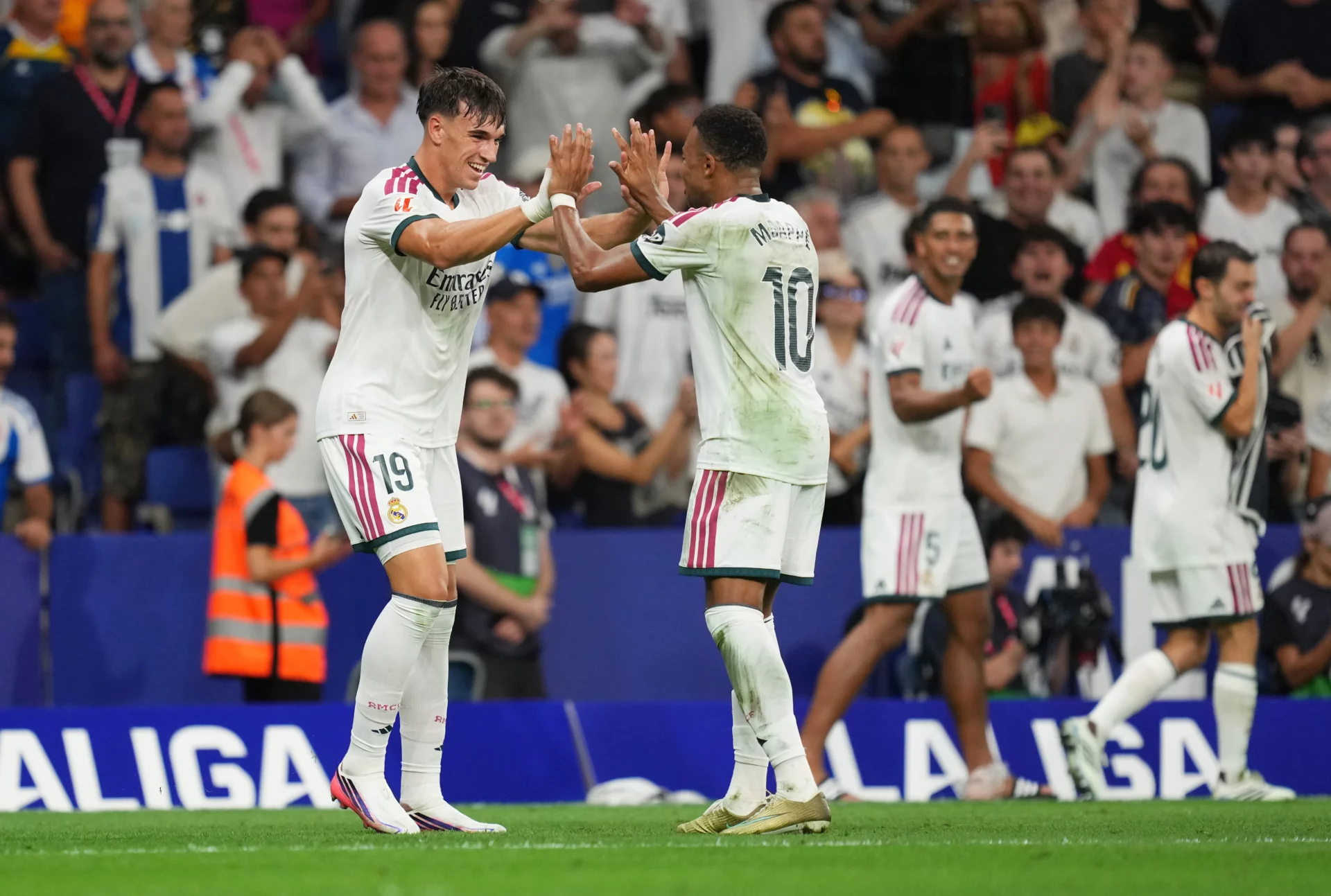 Espanyol 1-2 Real Madrid: Espí salva los muebles en el reestreno de Mourinho Carlos Espí celebra con Mbappé el gol de la victoria del Real Madrid ante el Espanyol.