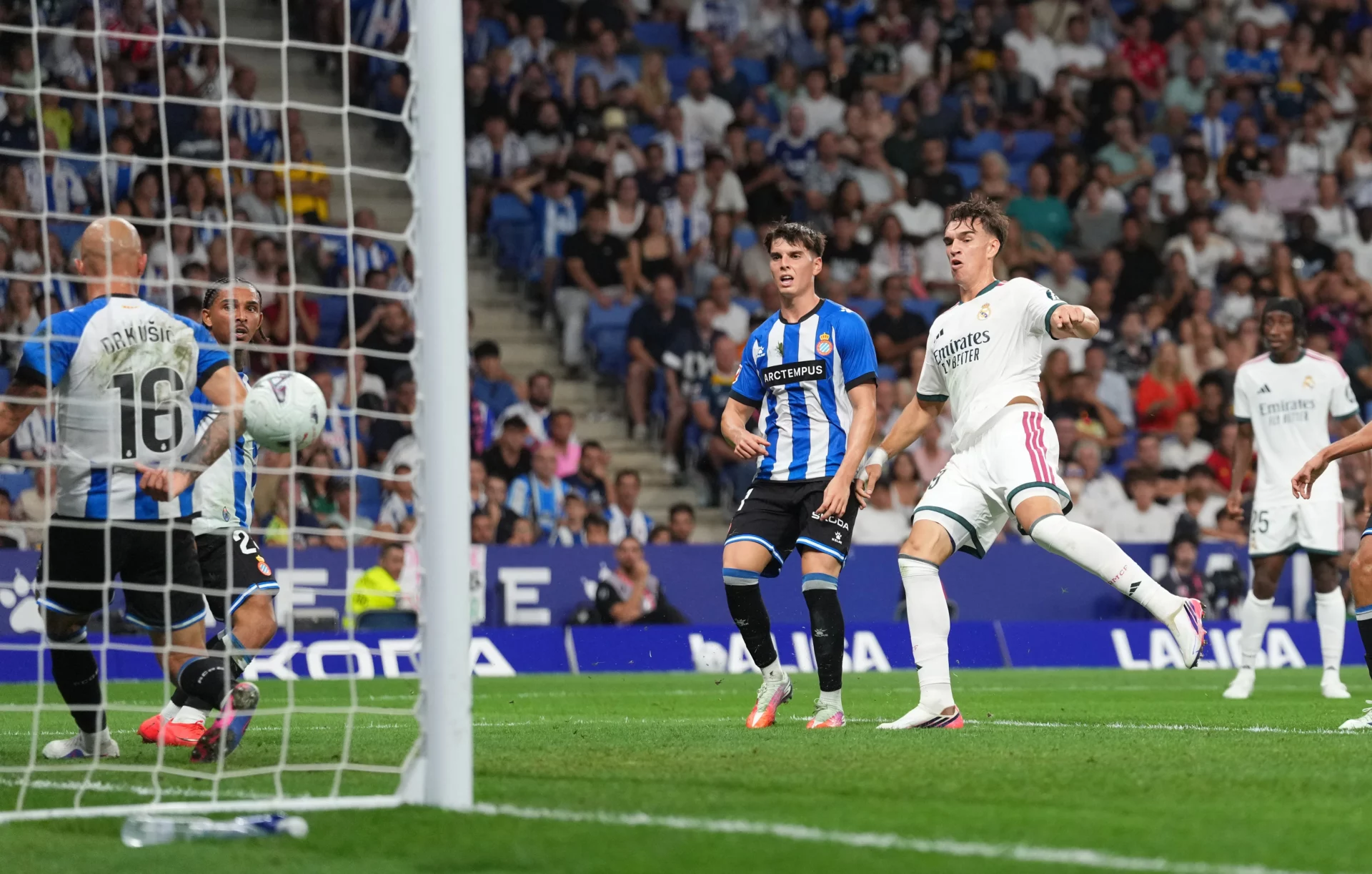 Carlos Espí, efecto desatascador Carlos Espí marca el gol de la victoria del Real Madrid frente al Espanyol.