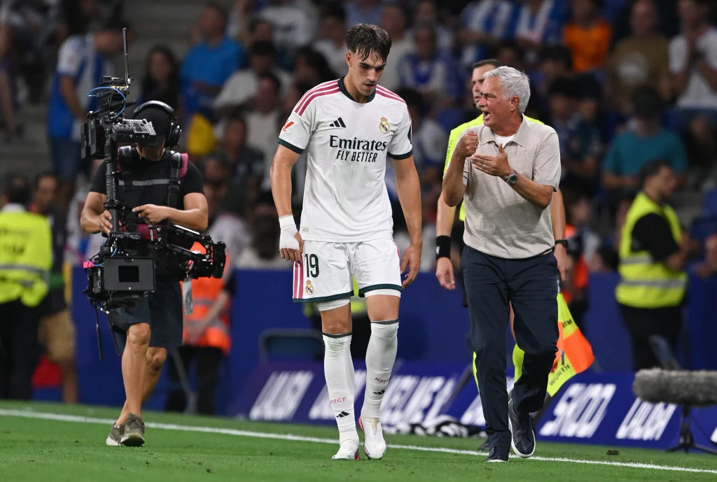 Carlos Espí recibe instrucciones de José Mourinho durante el partido entre Real Madrid y Espanyol.