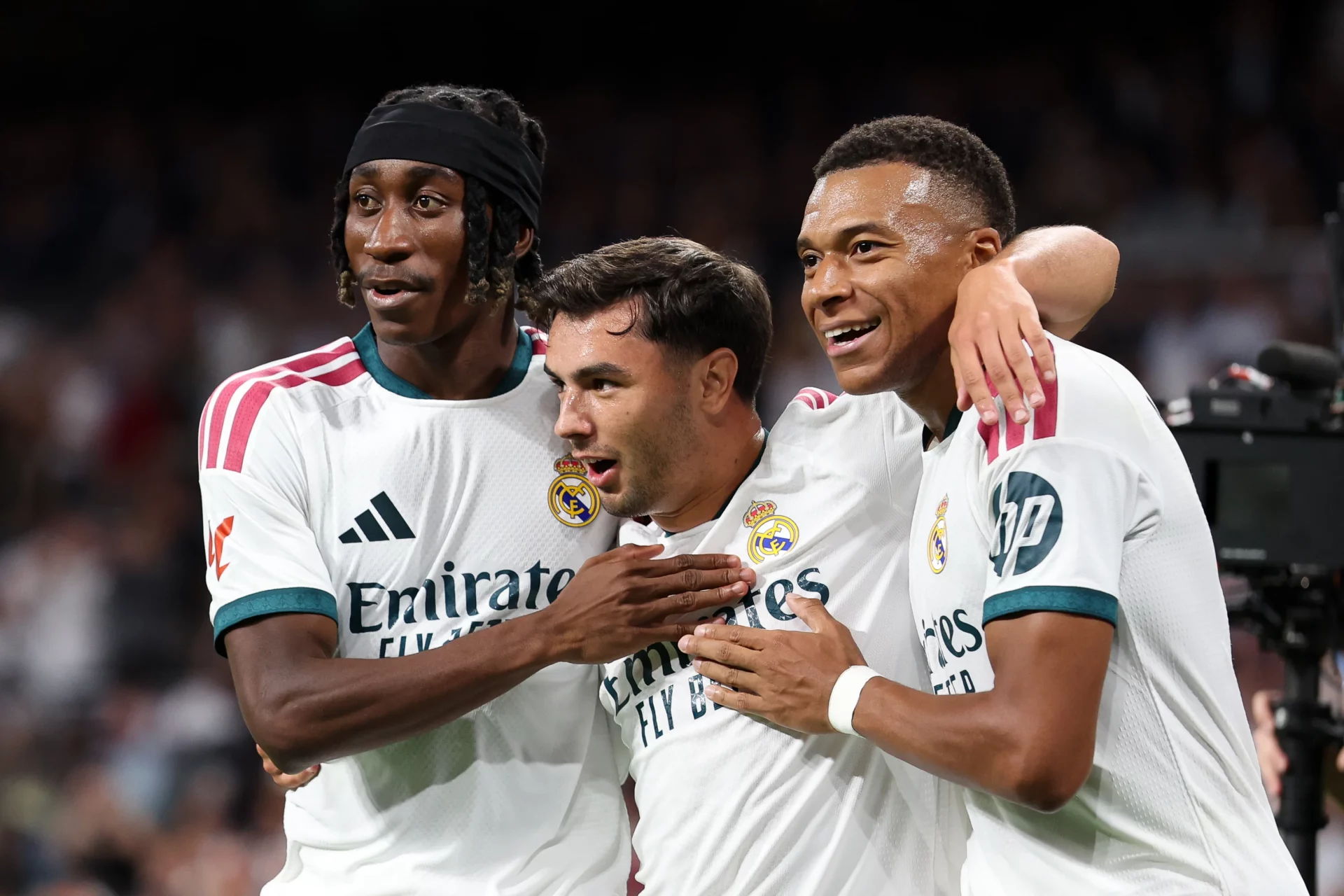 Diomande, Brahim y Mbappé celebran una victoria del Real Madrid.