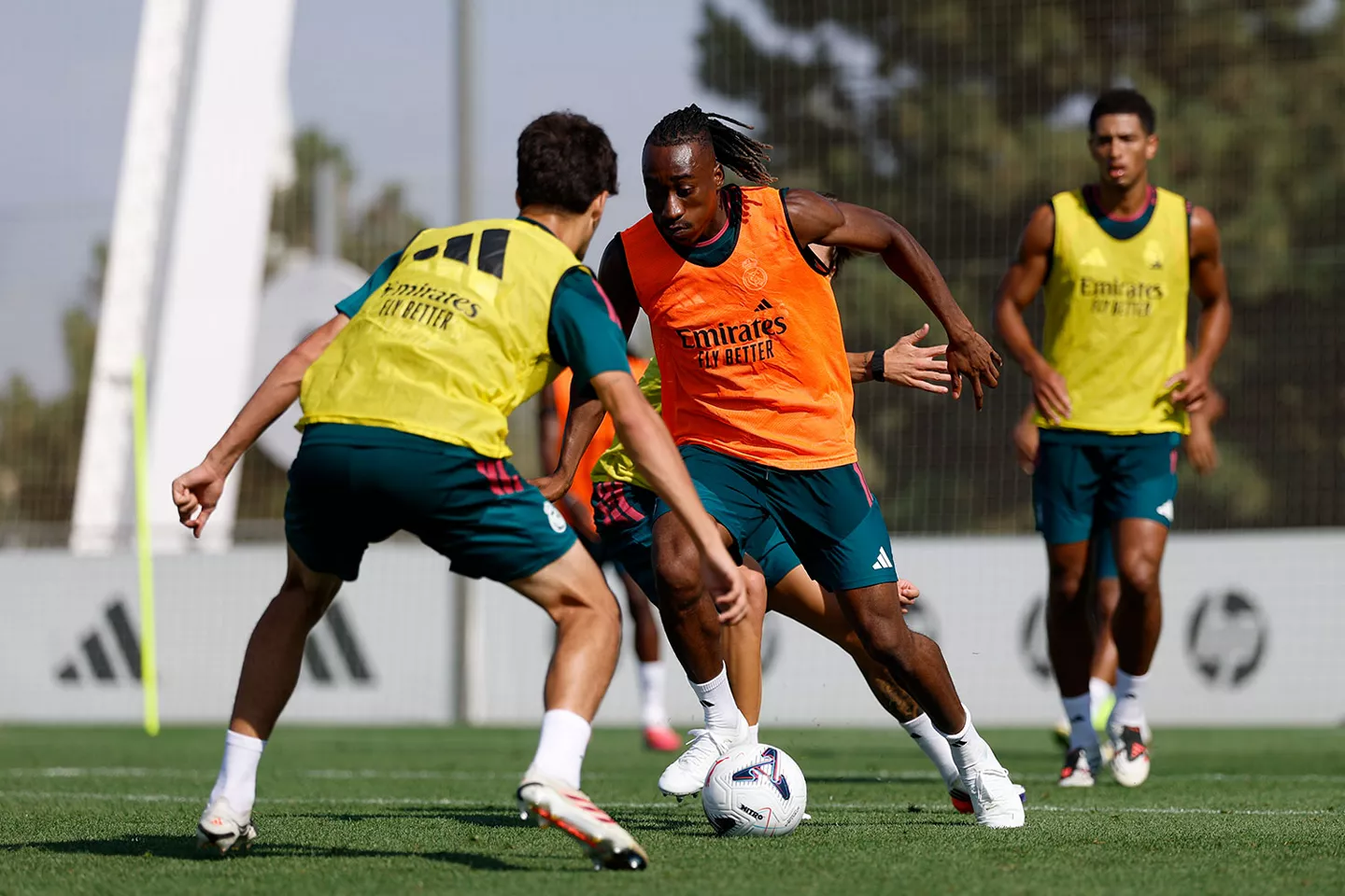 Yan Diomande se entrena con sus compañeros en la previa del partido entre Real Madrid y Espanyol.