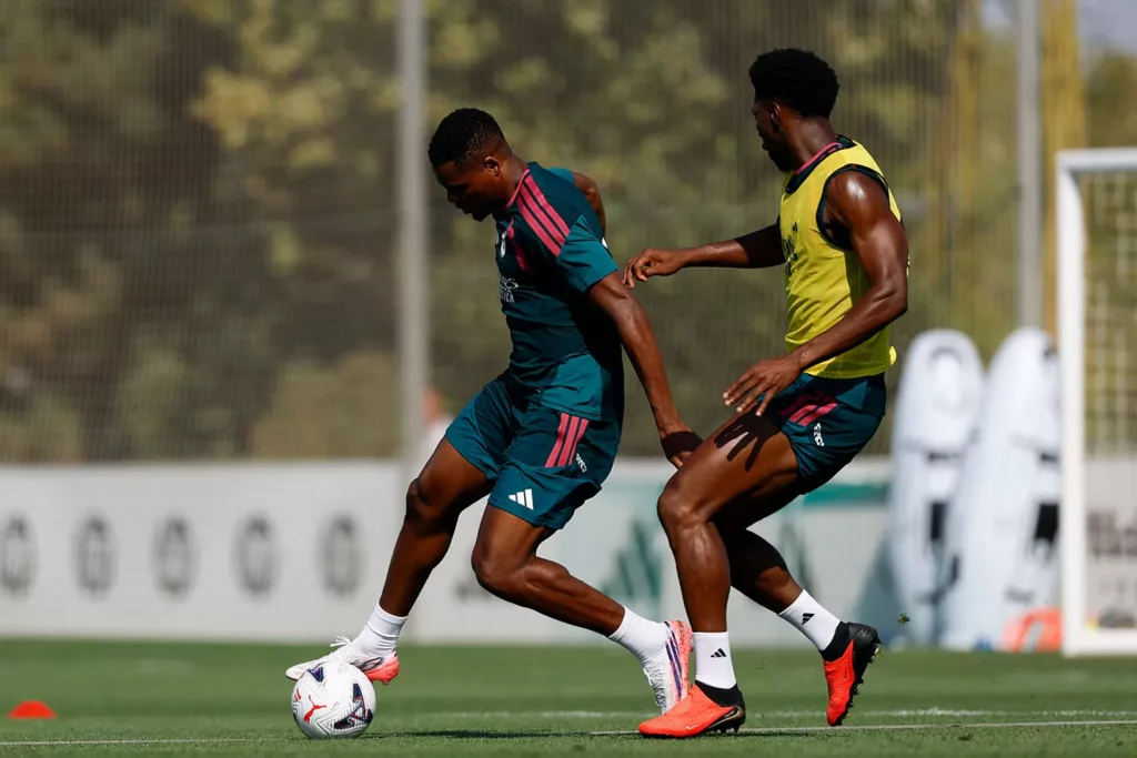 Denzel Dumfries y Tchouaméni, durante el entrenamiento previo al Espanyol - Real Madrid.