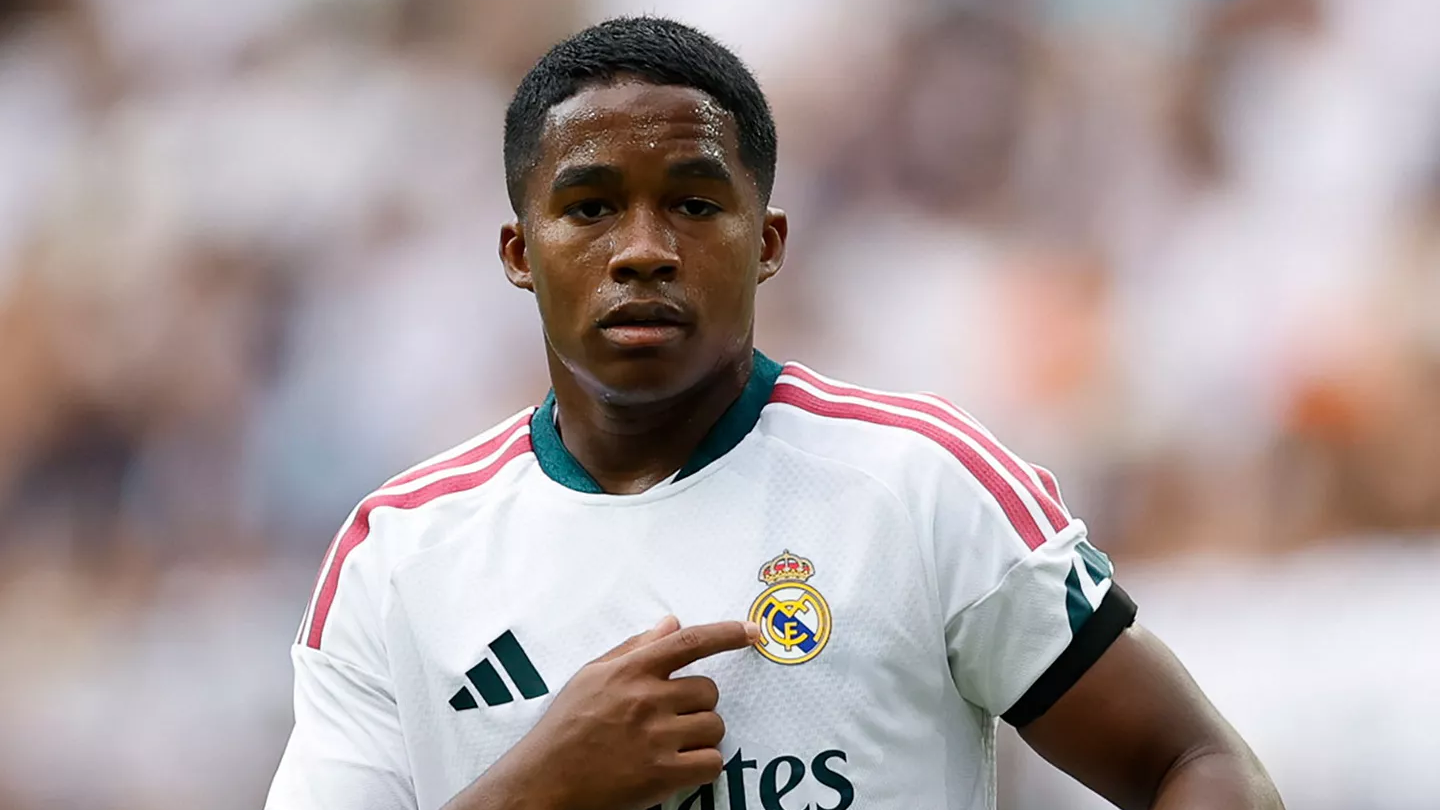 Un Endrick explosivo Endrick celebra un gol señalándose el escudo del Real Madrid.