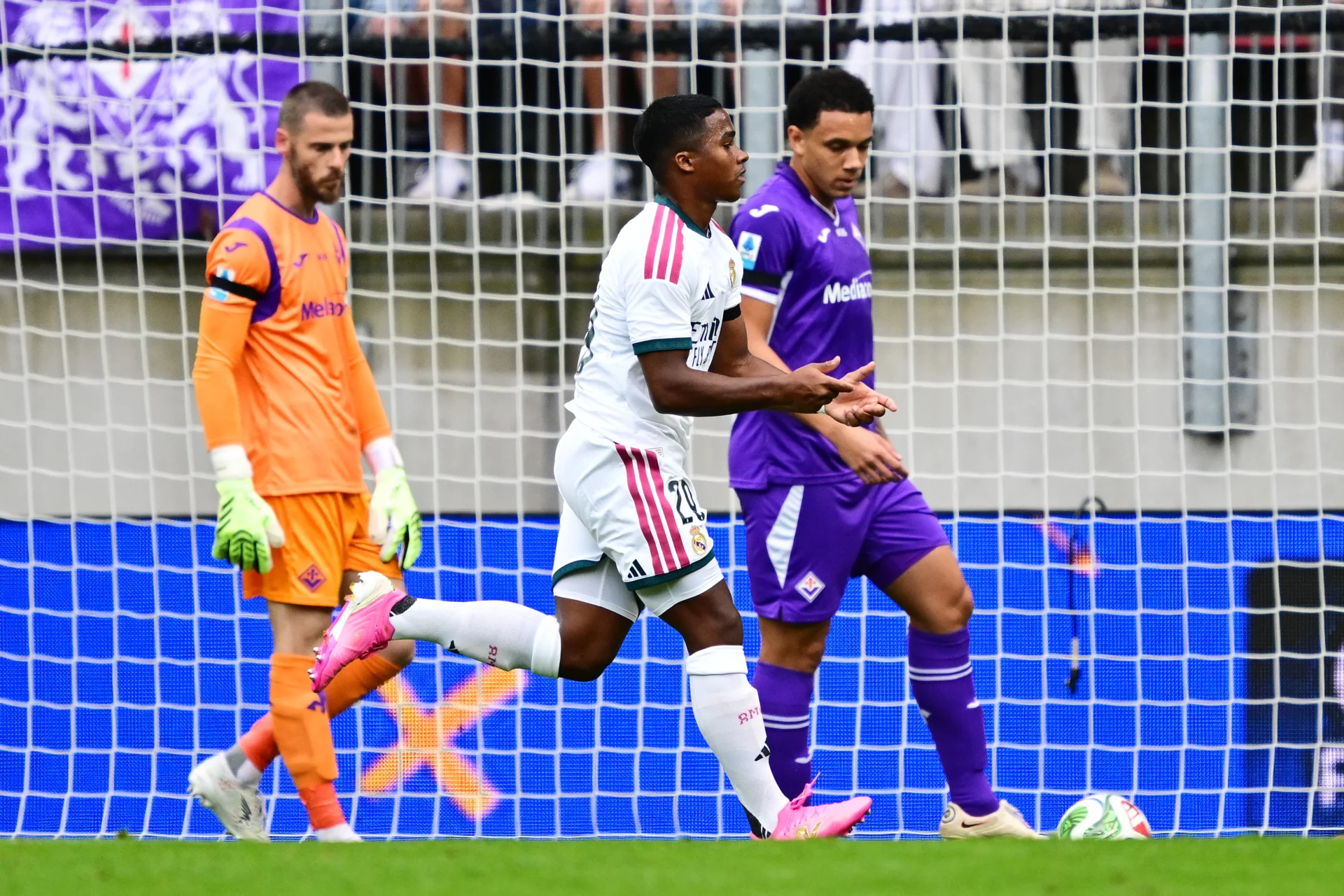 Real Madrid 2-2 Fiorentina: Endrick y Ciria hacen bueno un empate de más a menos Endrick celebra un gol durante el partido entre Real Madrid y Fiorentina de pretemporada.