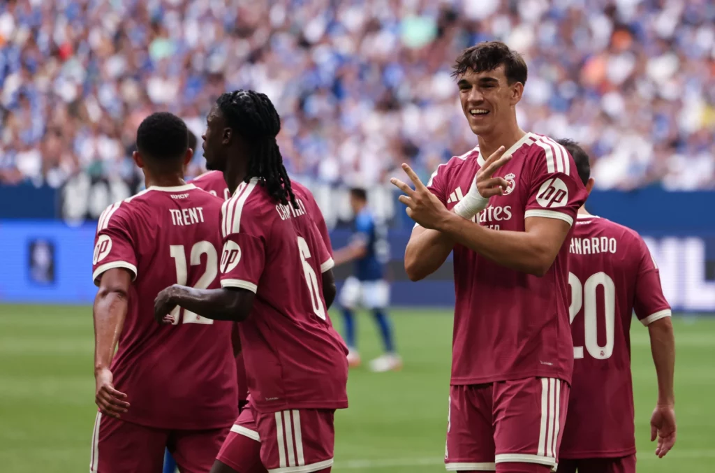 Carlos Espí celebra su gol ante el Schalke con el Real Madrid.