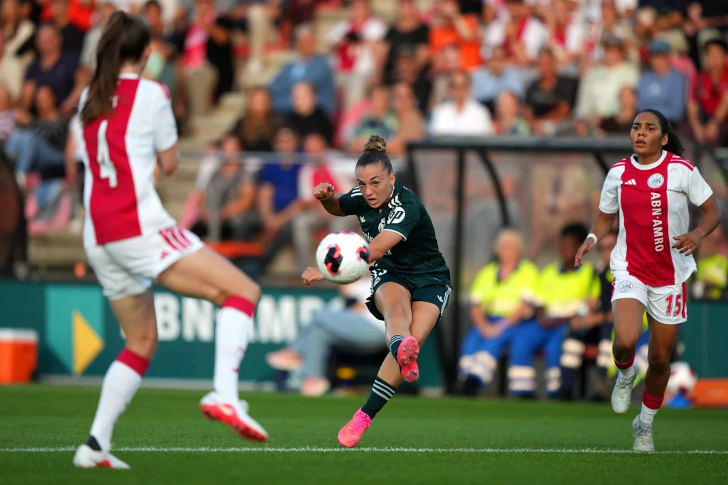Eva Navarro remata a portería durante el partido de previa de Champions entre Ajax y Real Madrid.