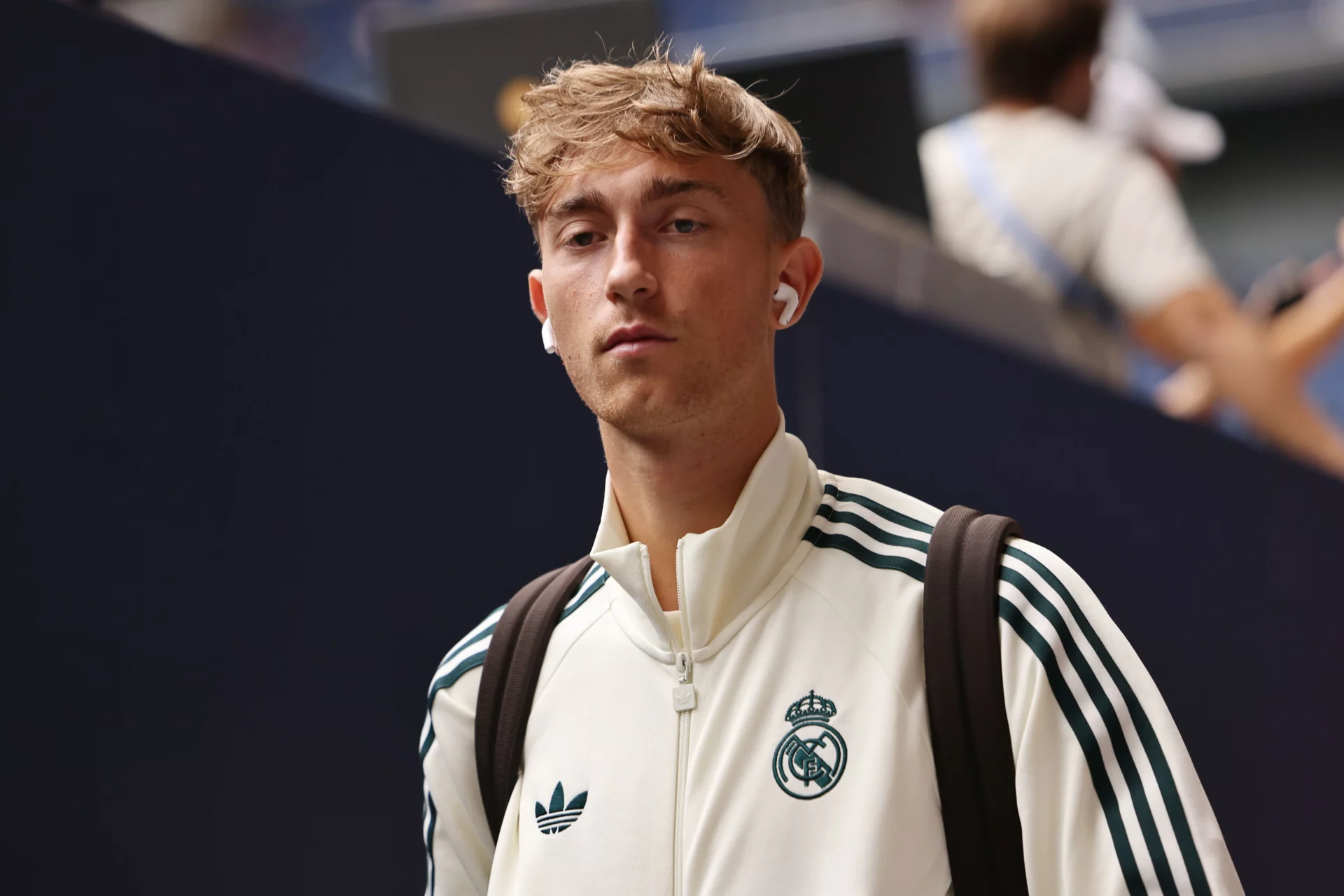 Dean Huijsen llega al estadio para el partido entre Real Madrid y Schalke.