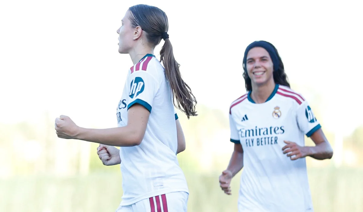 Real Madrid Femenino 2-0 Crystal Palace: 45 minutos para ilusionarse Keukelaar y Jacinto celebran un gol del Real Madrid al Crystal Palace.