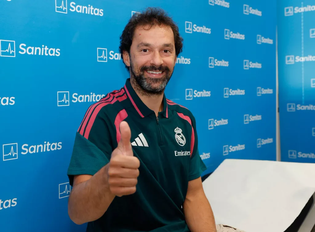 Sergio Llull posa durante el reconocimiento médico de pretemporada del Real Madrid.