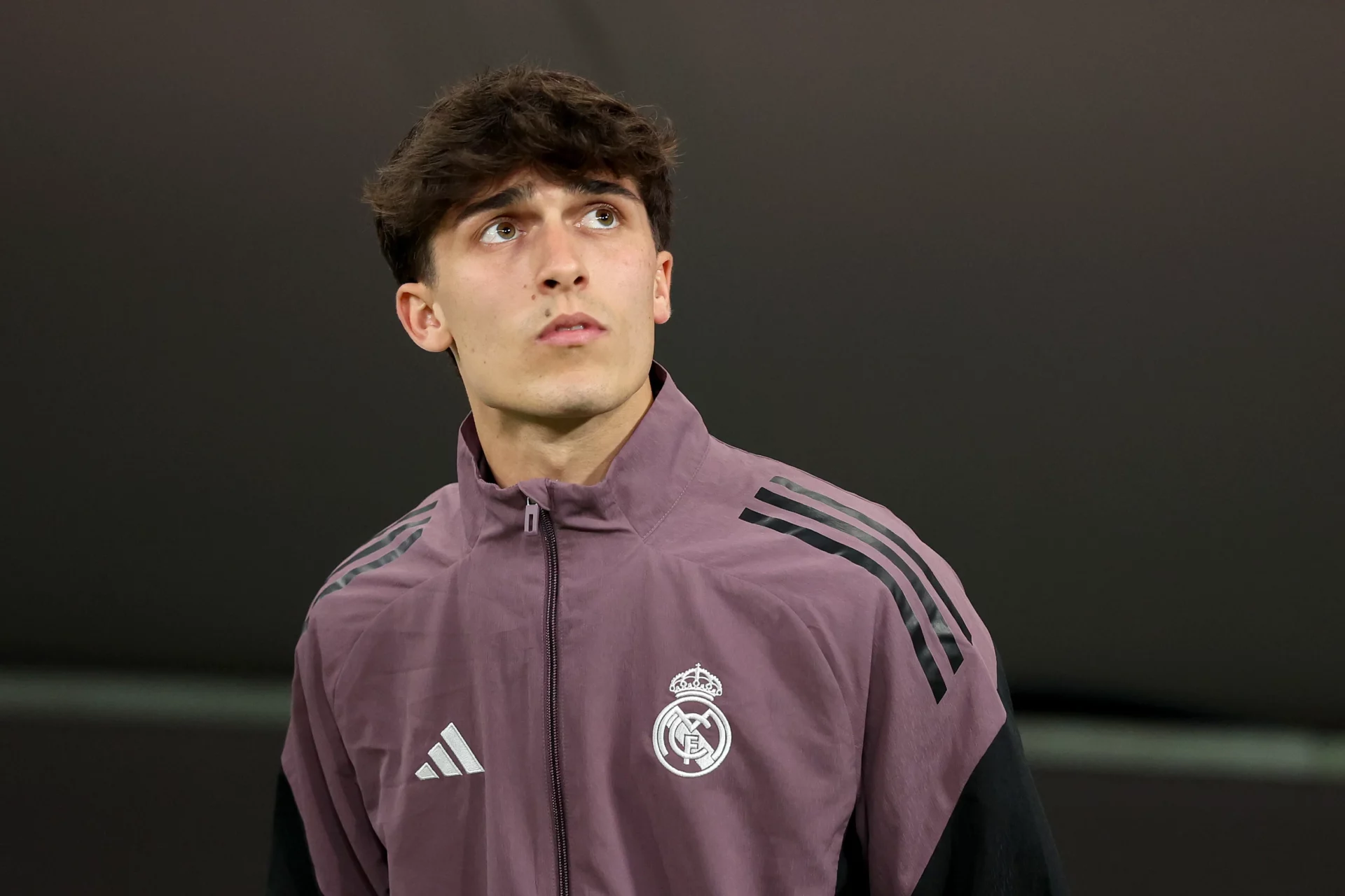 Info MR: Manuel Ángel, a punto de recalar en el Fulham Manuel Ángel observa el Santiago Bernabéu antes de un partido del Real Madrid.