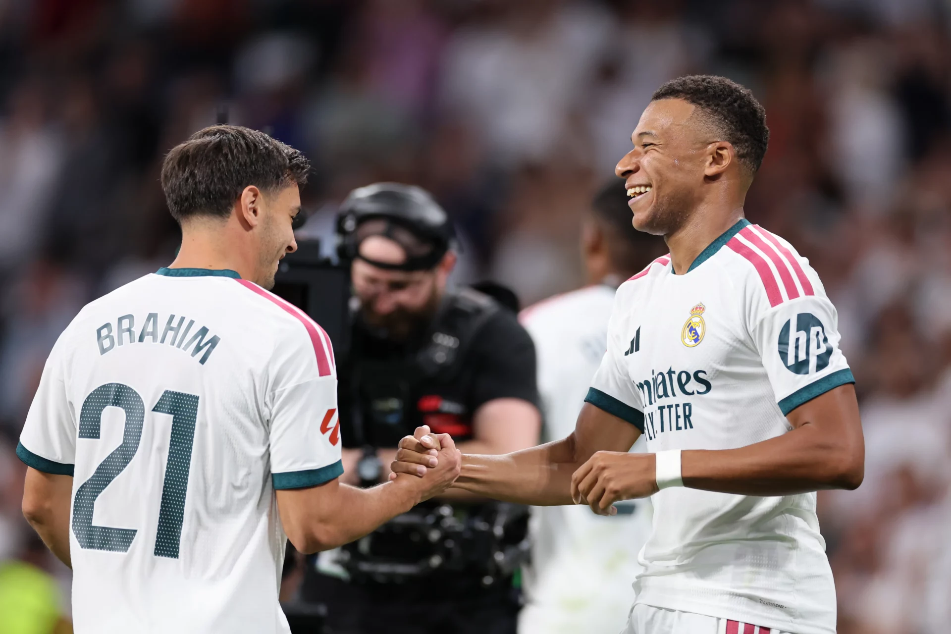 Mbappé y Brahim celebran un gol durante un partido del Real Madrid.