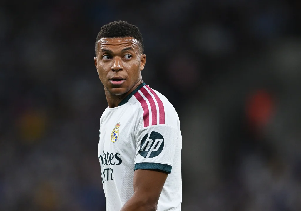 Kylian Mbappé observa durante la victoria del Real Madrid frente al Espanyol.
