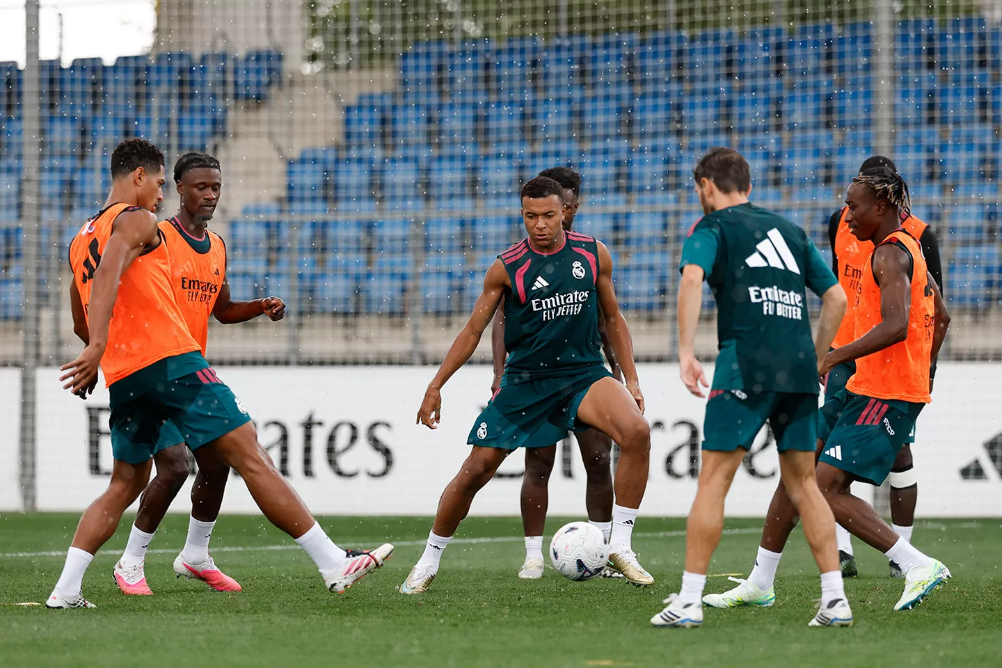 Kylian Mbappé, rodeado por sus compañeros del Real Madrid durante un entrenamiento de pretemporada.