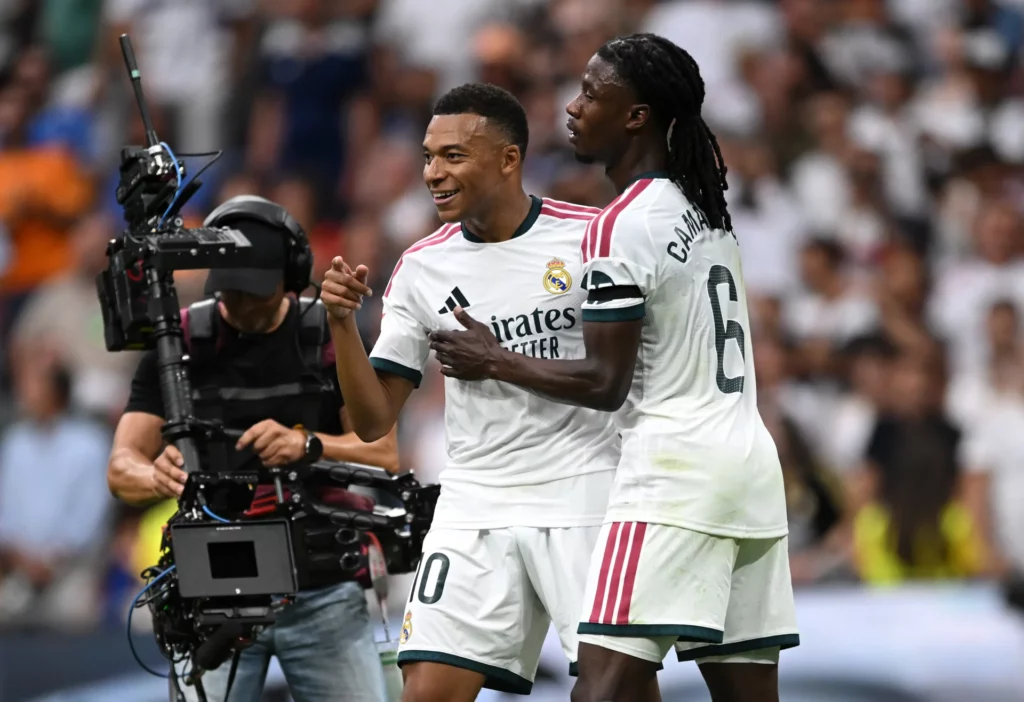 Mbappé celebra con Camavinga uno de los goles durante el Real Madrid 4-0 Málaga.