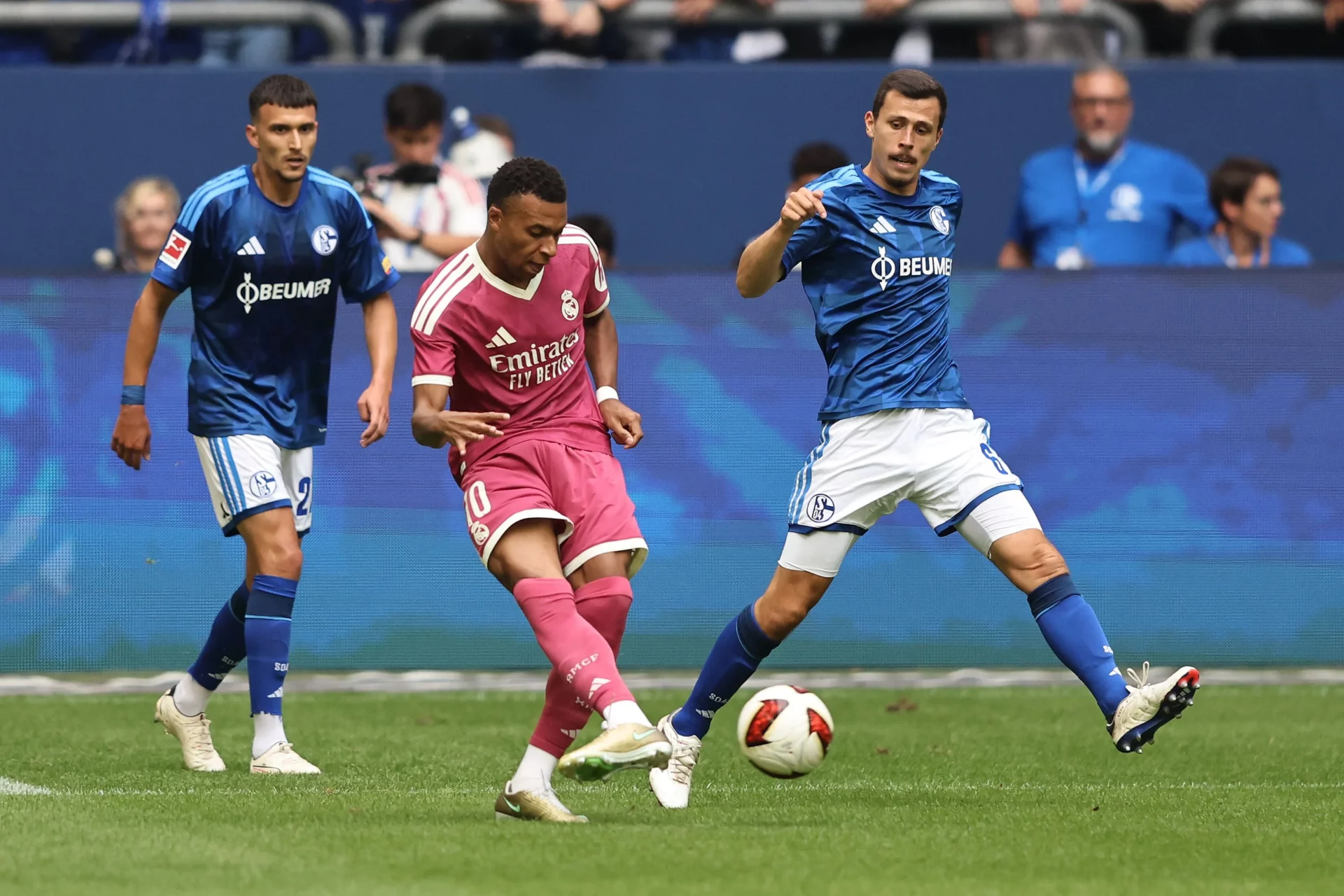Schalke 0-3 Real Madrid: Mbappé lidera la goleada antes del estreno en LaLiga Mbappé dispara durante la victoria del Real Madrid ante el Schalke.