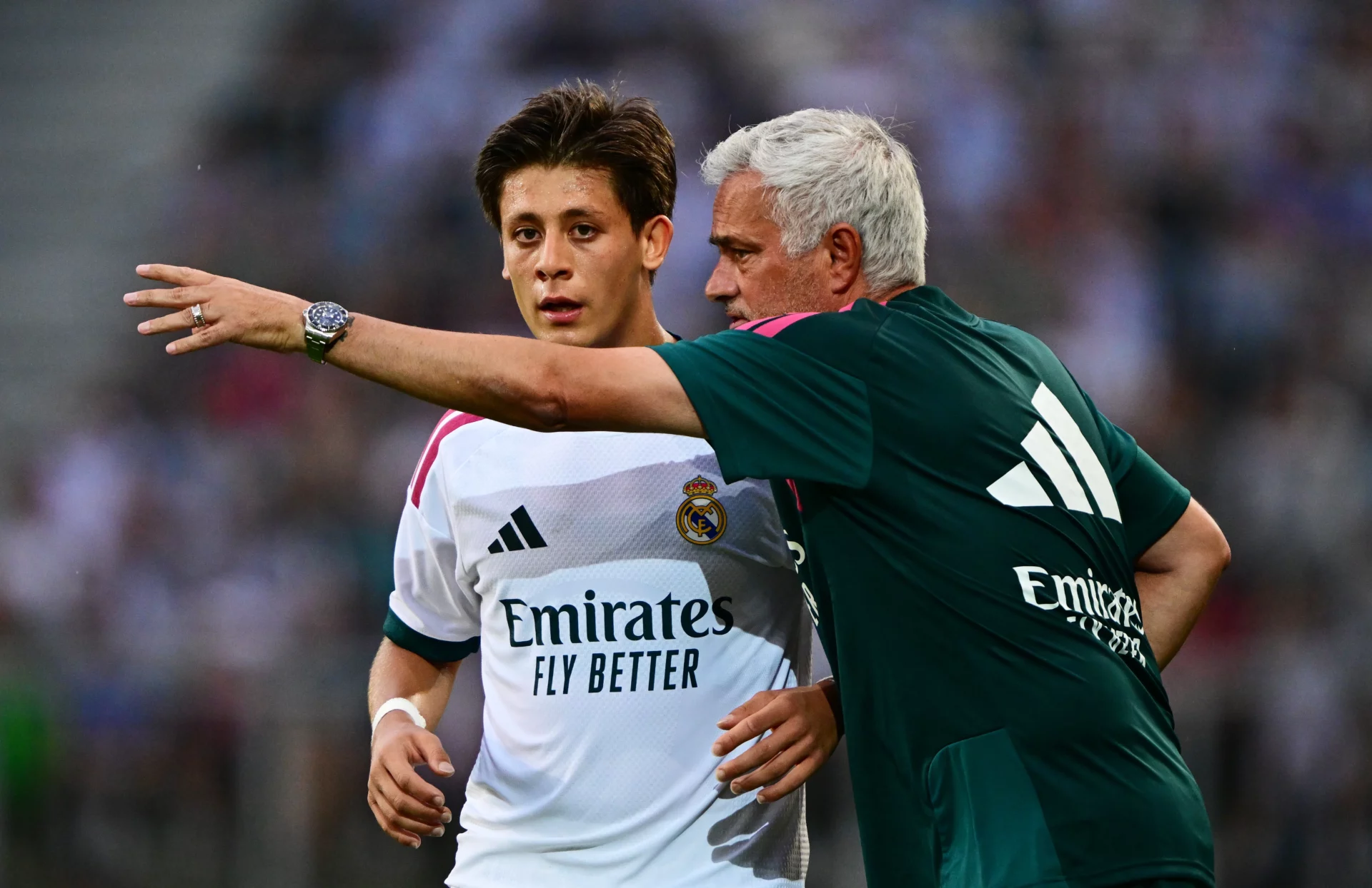 El dilema de Mourinho en el centro del campo Mourinho da ordenes a Arda Güler durante un partido de pretemporada.