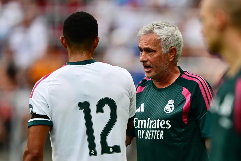 José Mourinho da órdenes a su equipo durante el amistoso entre Real Madrid y Fiorentina.