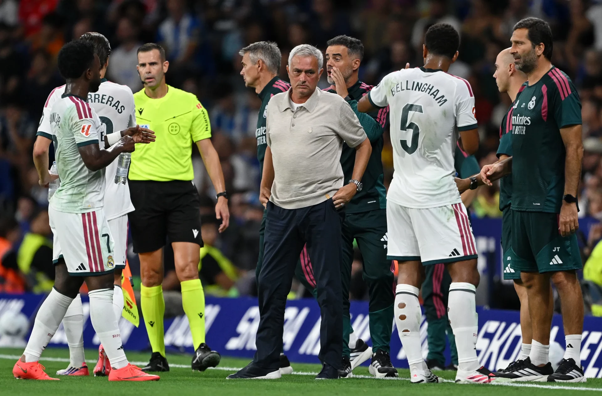 La primera maratón del Real Madrid de José Mourinho José Mourinho observa a sus jugadores durante una pausa de hidratación.