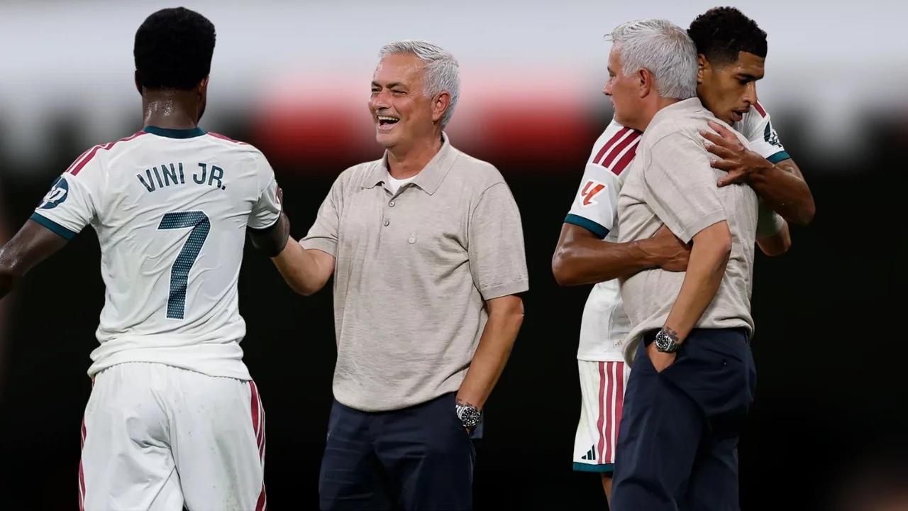 Mourinho encaja las piezas de la ‘BMV’ Vinicius y Bellingham saludan a Mourinho tras sus sustituciones.