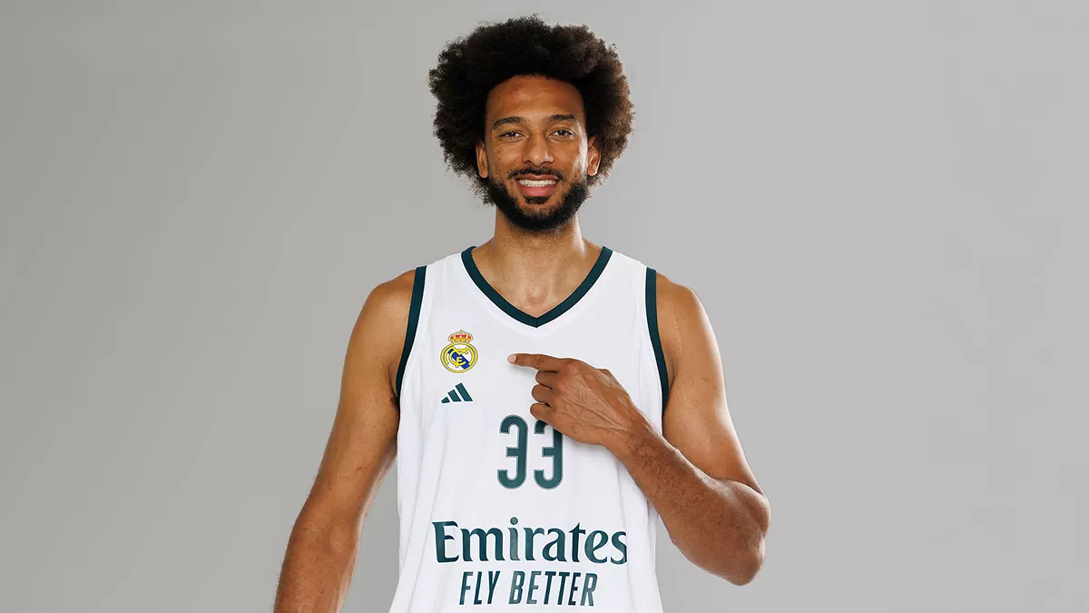 Oficial: Olivier Sarr, nuevo pívot del Real Madrid Olivier Sarr posa con la camiseta del Real Madrid.