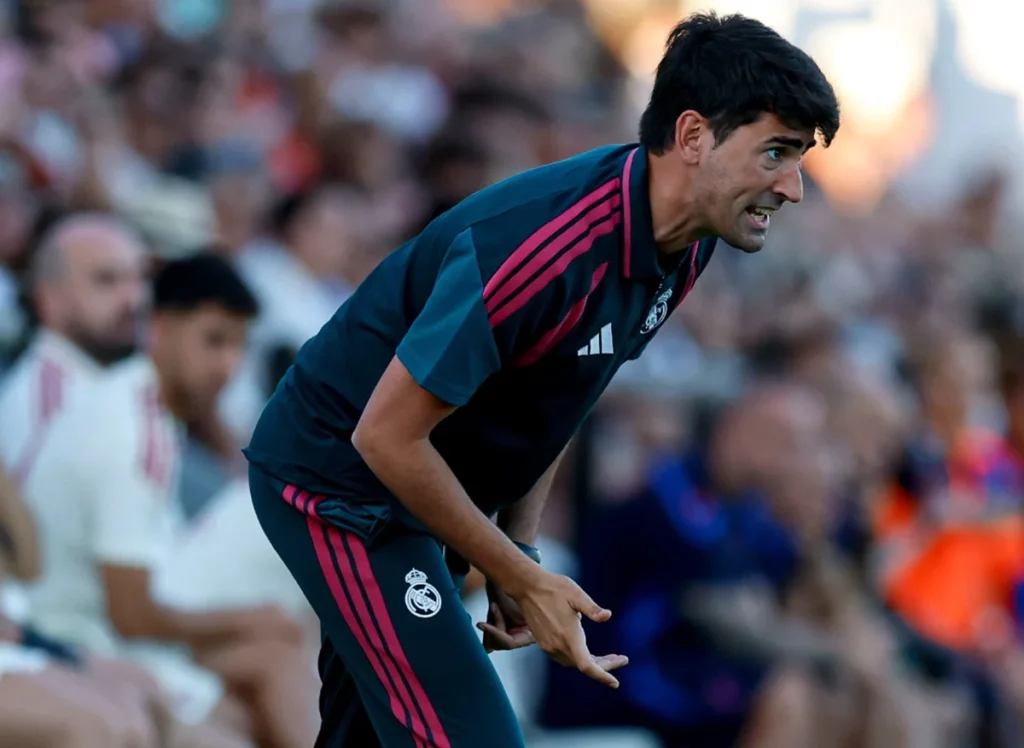 Pau Quesada da instrucciones a sus jugadoras durante el Real Madrid - Crystal Palace.
