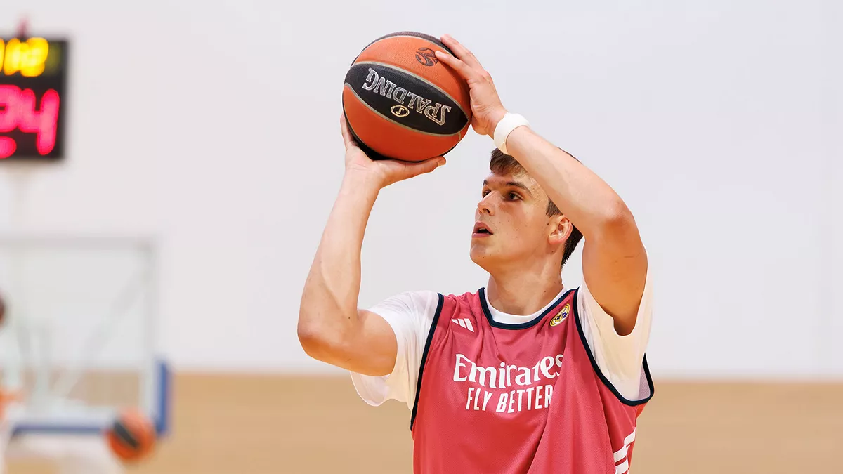 El Real Madrid Baloncesto confirma cuatro amistosos de pretemporada Jaime Pradilla lanza a canasta durante la pretemporada del Real Madrid.