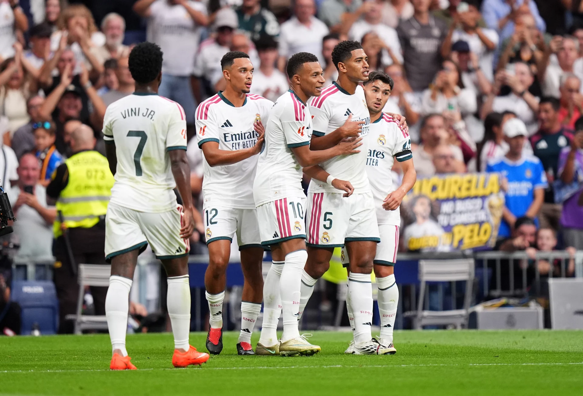 Los jugadores del Real Madrid celebran uno de los goles en la goleada al Málaga por 4-0.