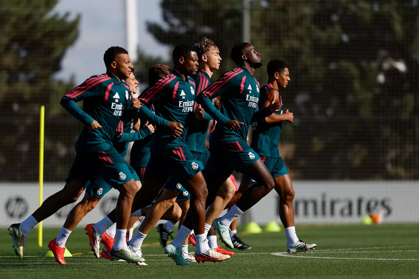 El Real Madrid se entrena sin Tchouaméni para preparar el duelo contra la Real Sociedad.