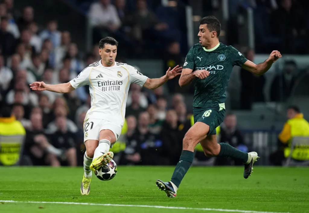 Rodri Hernández y Brahim, durante un partido de Champions del Real Madrid.
