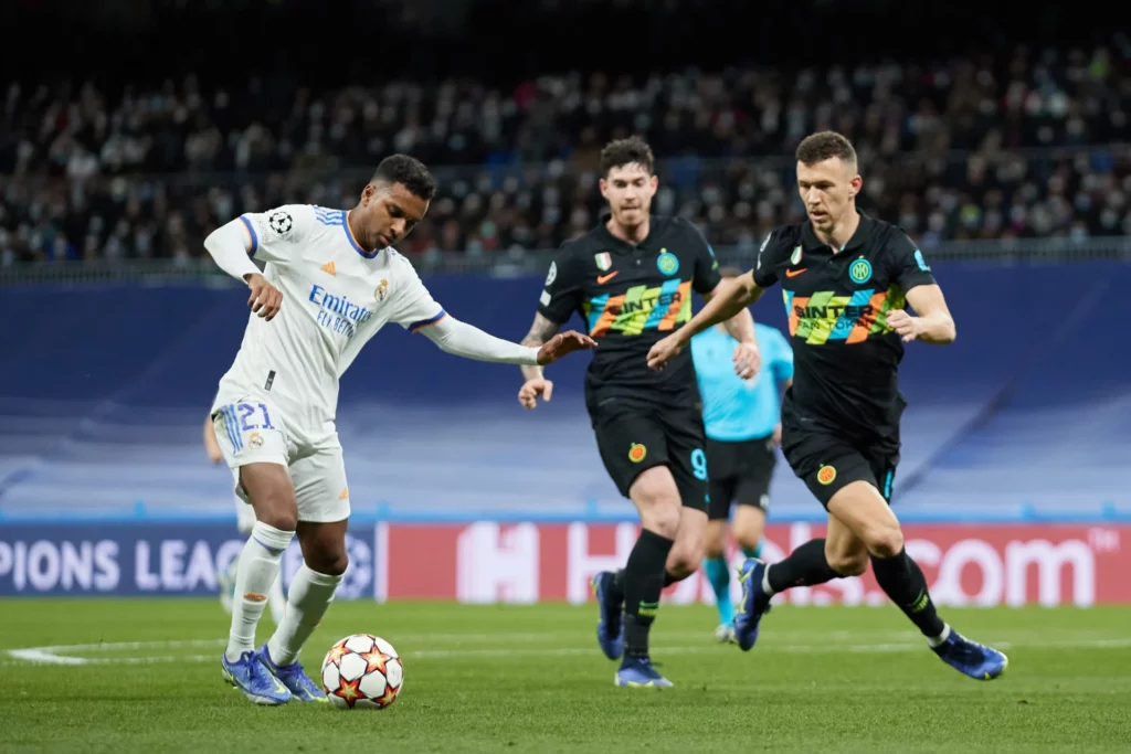 Rodrygo Goes, defendido por dos jugadores del Inter en 2021.