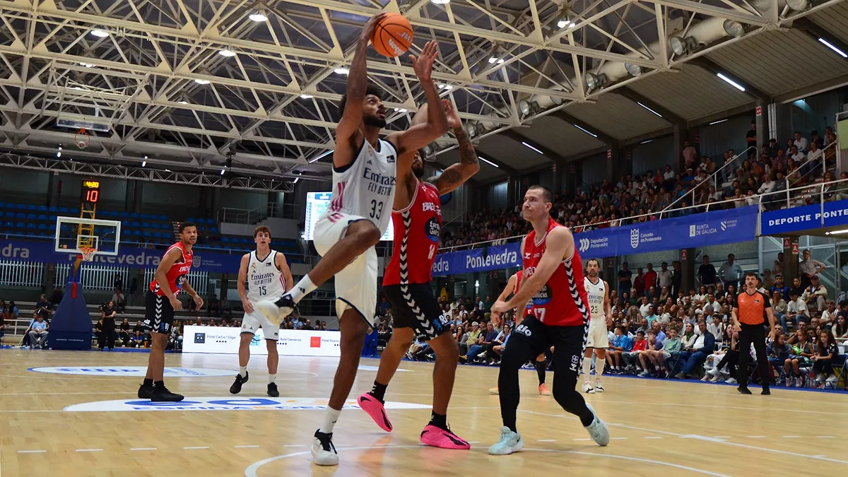Río Breogán 110-102 Real Madrid: El primer test se resuelve con derrota Olivier Sarr lanza a canasta durante la derrota del Real Madrid ante el Breogán por 110-102.