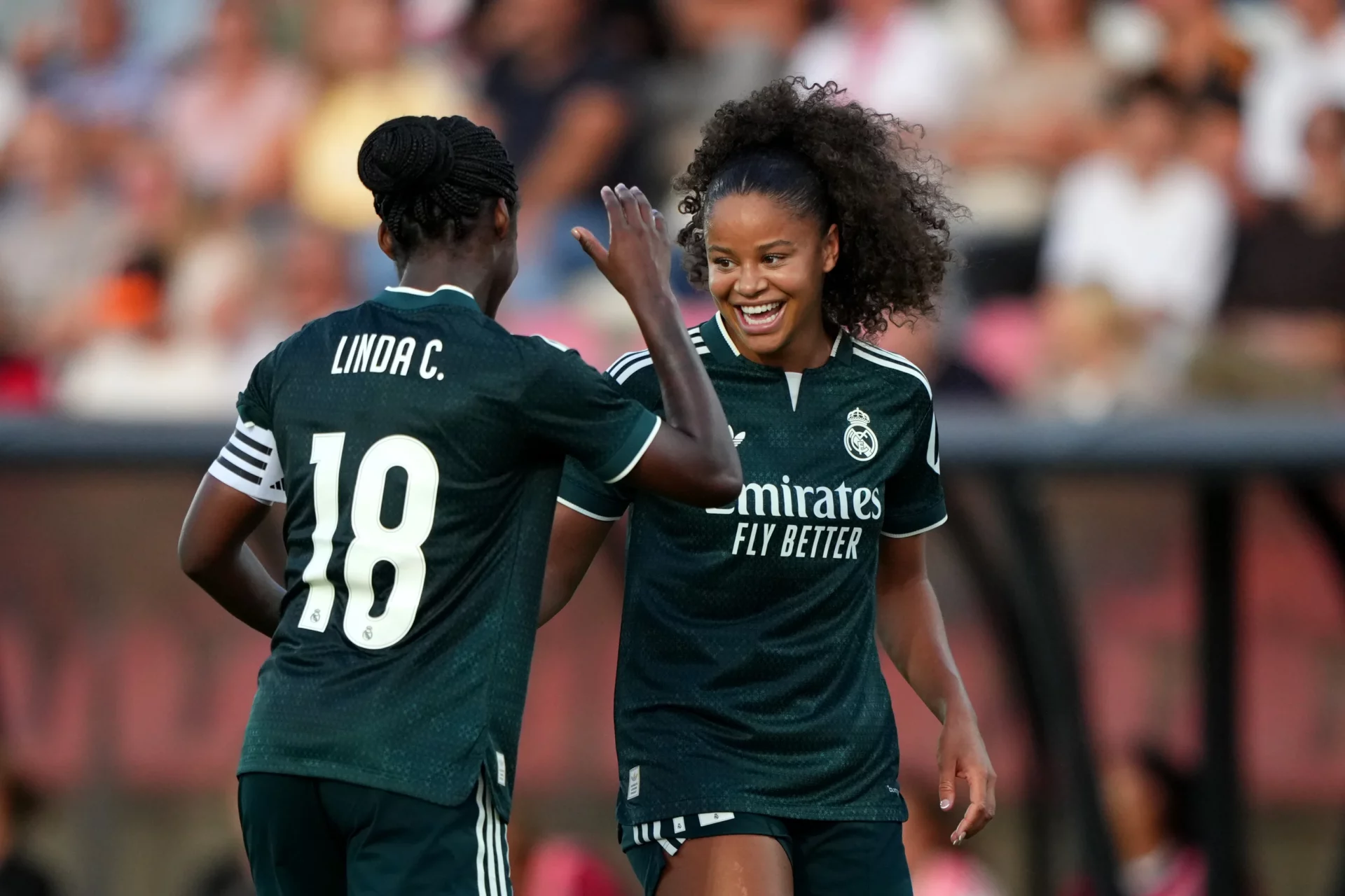Felicia Schröder celebra con Linda Caicedo su gol de falta contra el Ajax.
