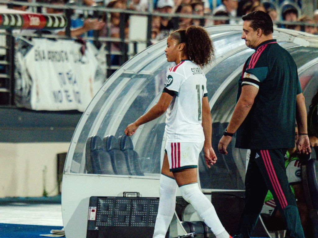 Felicia Schröder se marcha exoulsada durante el derbi entre Real Madrid y Atlético.