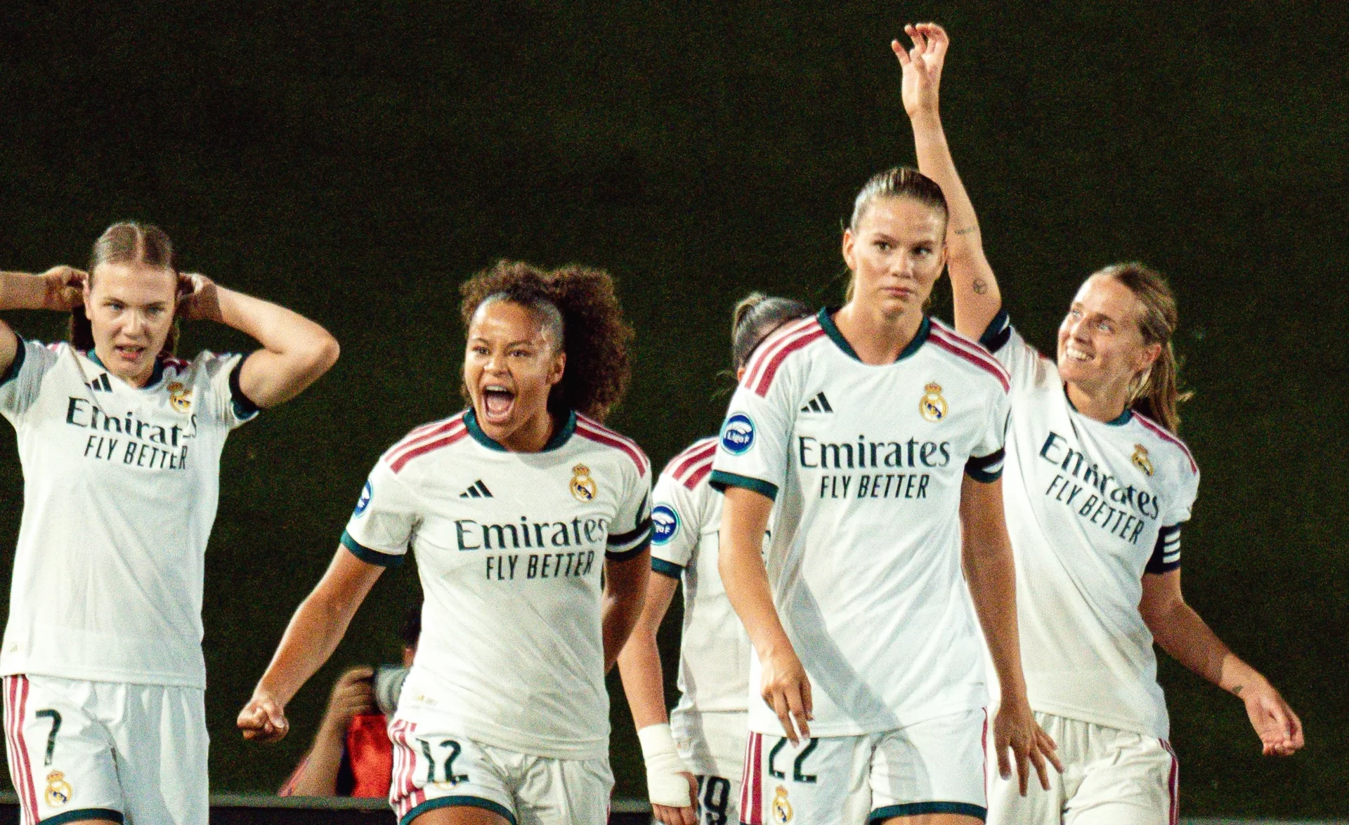 Real Madrid Femenino 3-2 Atlético: Schröder, héroe y villana para decidir el derbi más caliente Sandie Toletti y Felicia Schröder celebran uno de los goles del Real Madrid al Atlético.
