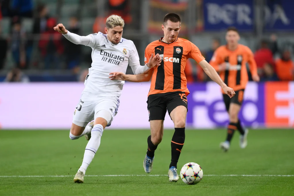 Fede Valverde persigue a un jugador del Shakhtar en 2023.