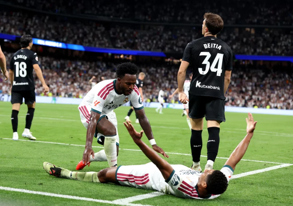 Vinicius y Bellingham celebran durante el 4-1 del Real Madrid a la Real Sociedad.