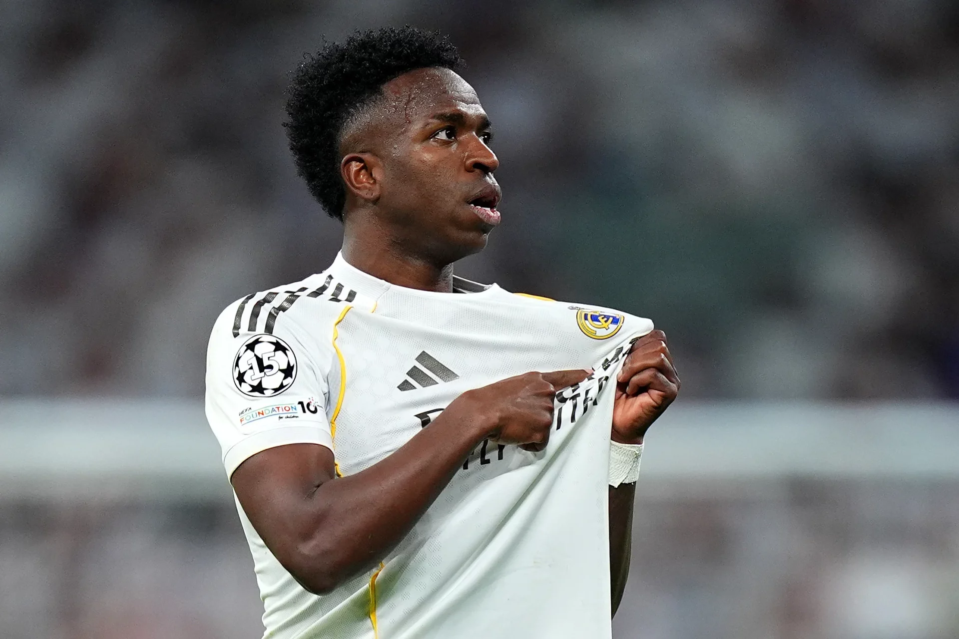Vinicius y el Real Madrid se entienden Vinicius señala el escudo del Real Madrid durante una celebración.