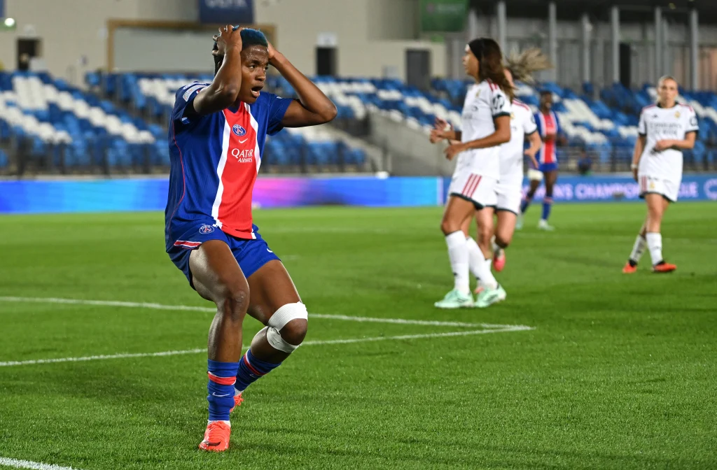 Ajibade se lamenta tras fallar un remate durante el partido entre Real Madrid Femenino y PSG.