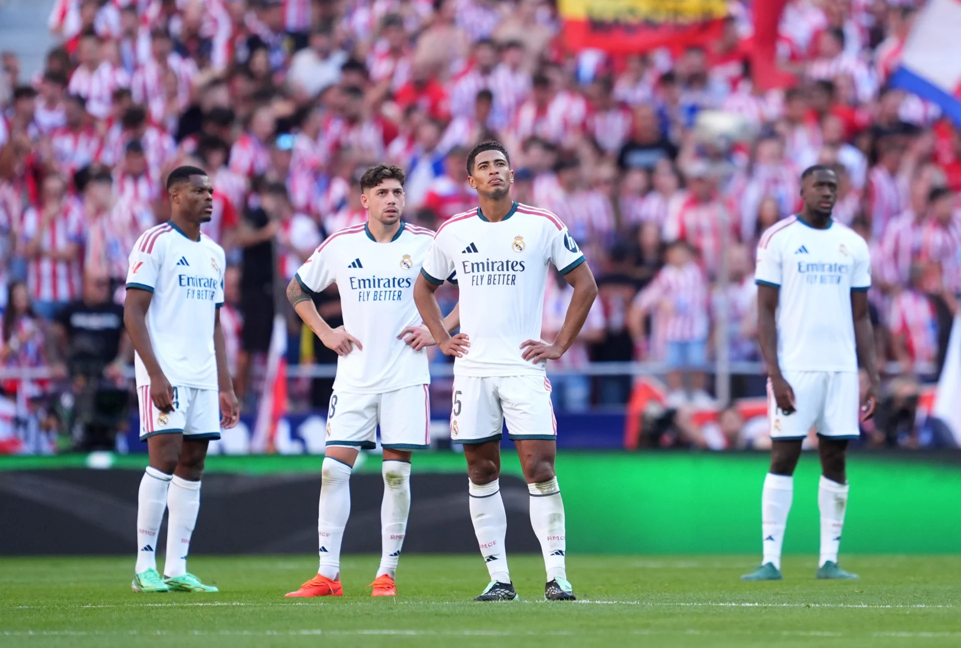 Calificaciones Blancas: Uno por uno del Real Madrid en la derrota en el derbi (2-1) Bellingham, Valverde y varios jugadores del Real Madrid reaccionan tras encajar un gol en el 2-1 contra el Atlético.