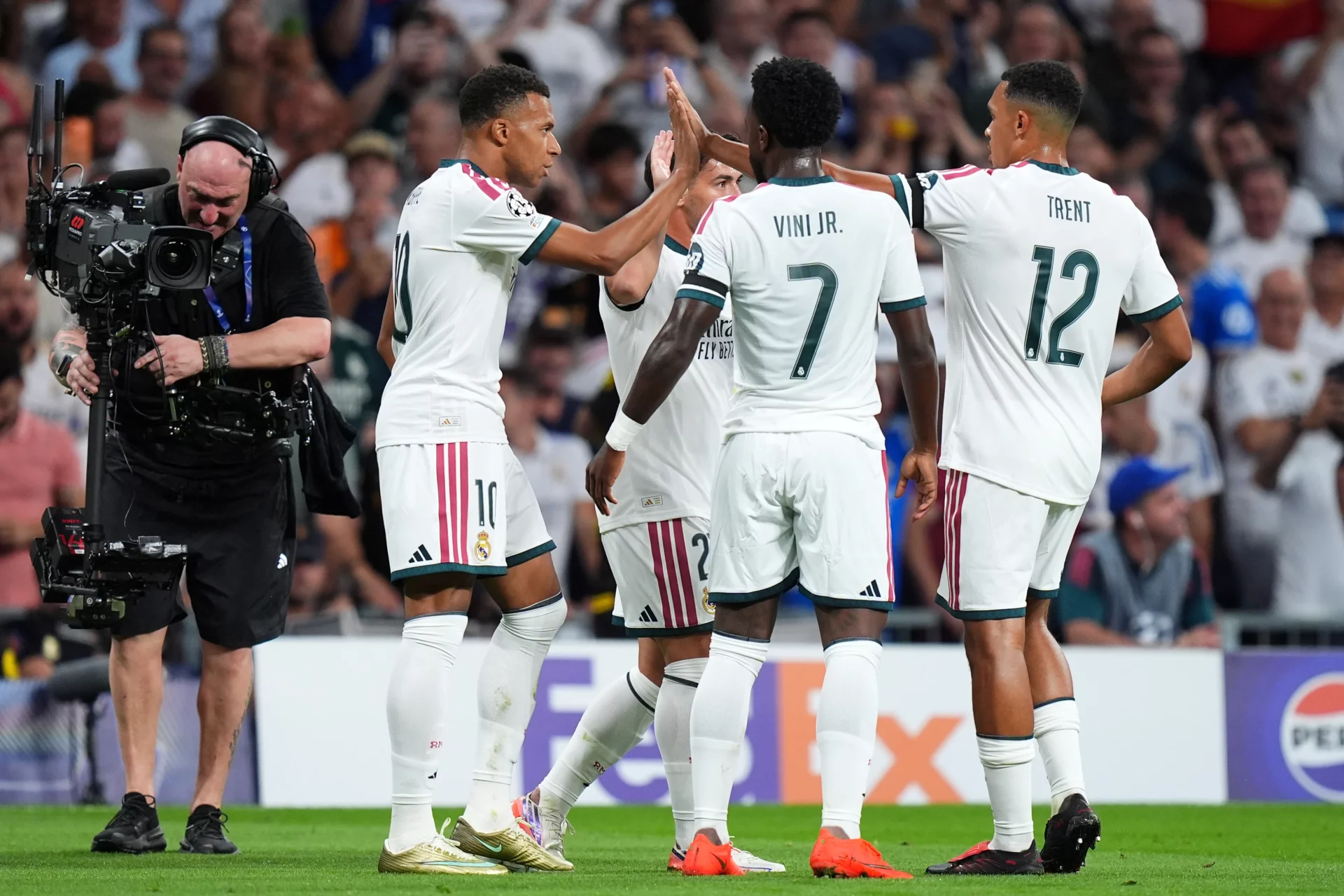 Los jugadores del Real Madrid celebran uno de los goles contra el Inter.