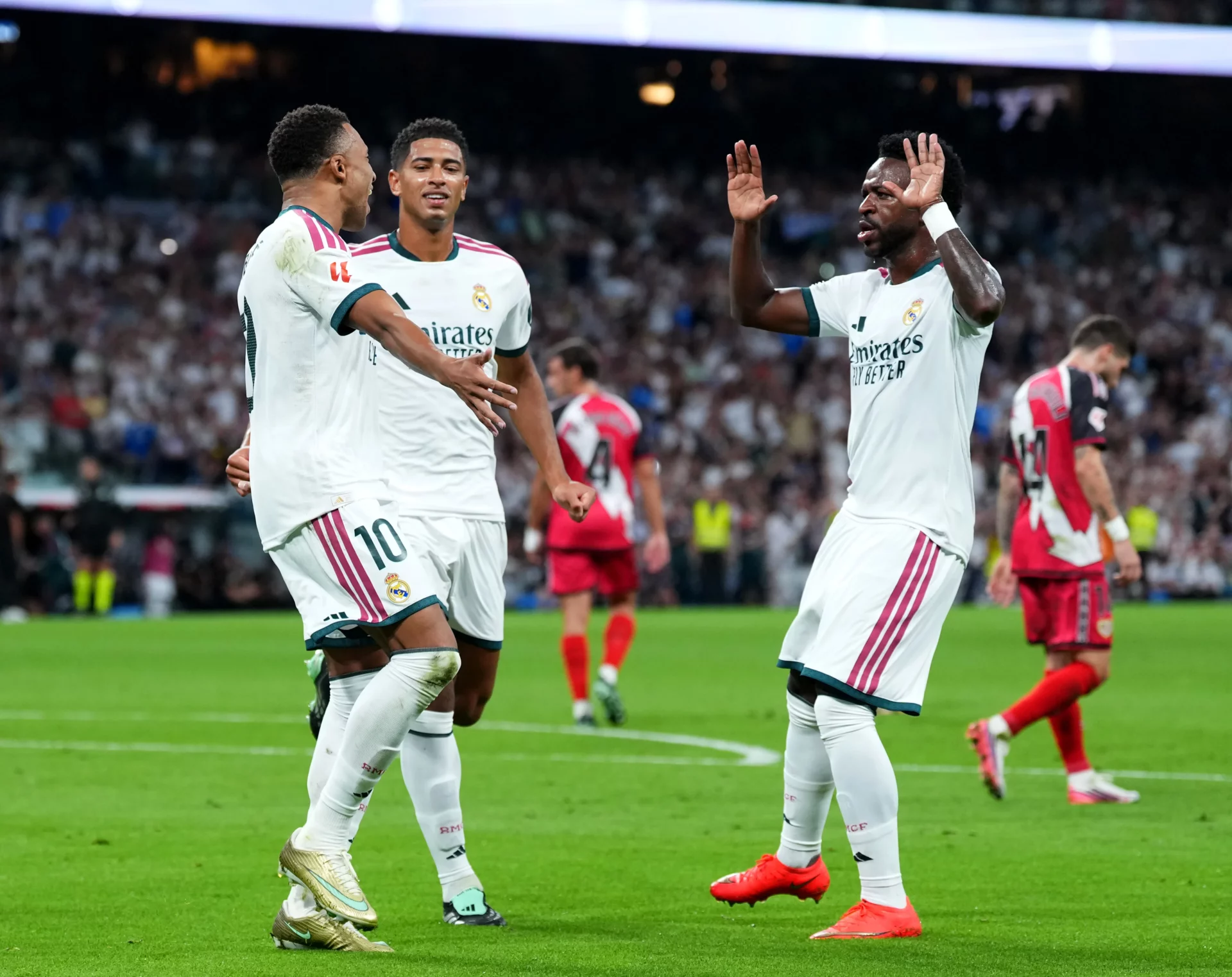 Mbappé celebra con Vinicius y Bellingham uno de sus goles al Rayo Vallecano.