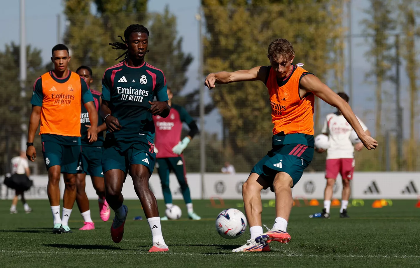 Camavinga y Huijsen durante un entrenamiento previo al Elche - Real Madrid.