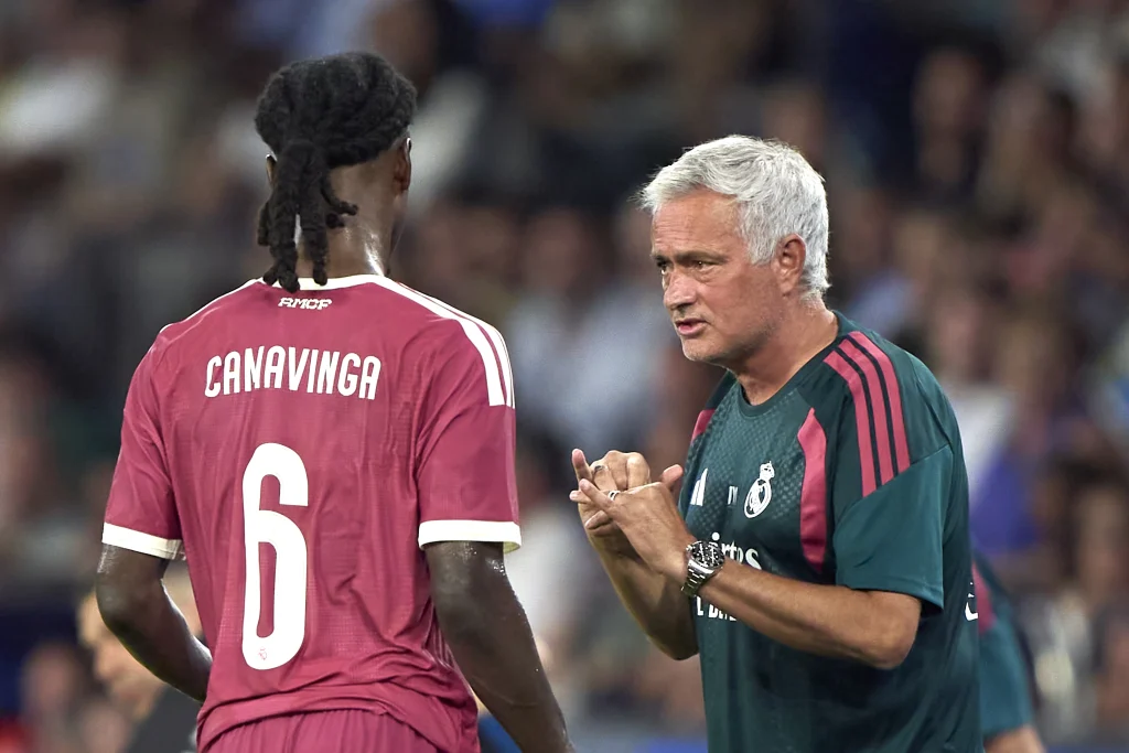 Eduardo Camavinga recibe órdenes de José Mourinho durante un partido del Real Madrid.