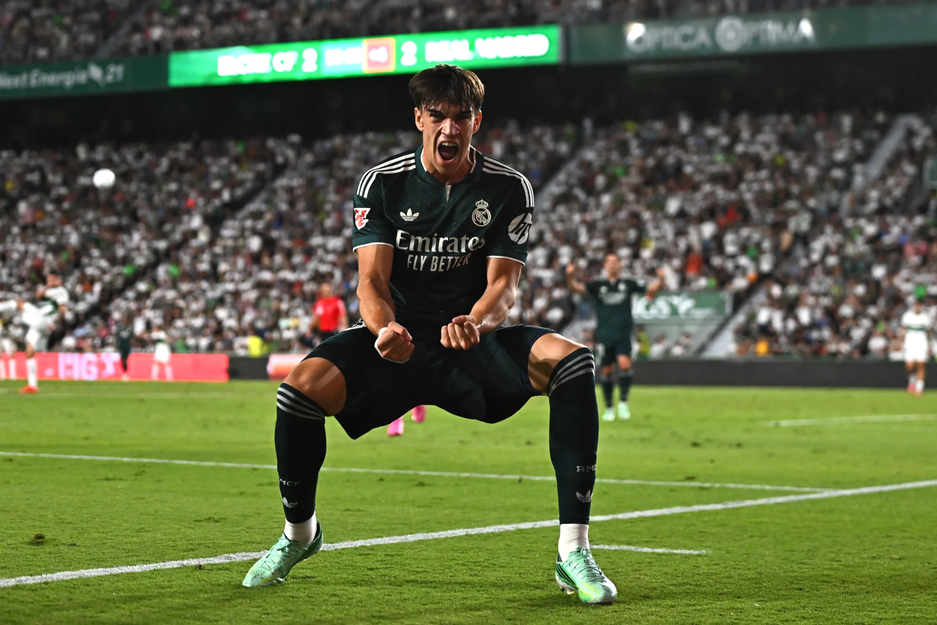 Elche 2-3 Real Madrid: Carlos Espí evita males mayores antes del derbi Carlos Espí celebra el gol de la victoria del Real Madrid en Elche por 2-3.