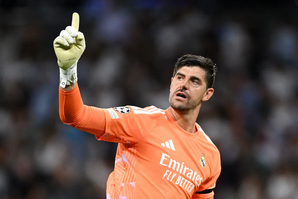 Thibaut Courtois celebra una parada durante la victoria del Real Madrid ante el Inter por 2-1