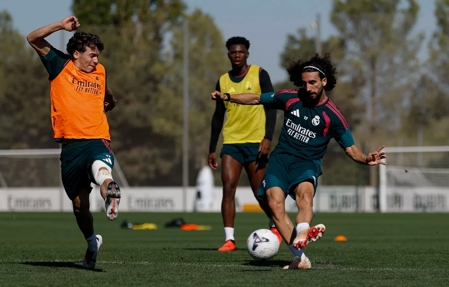 Marc Cucurella golpea el balón durante un entrenamiento previo al viaje a Elche del Real Madrid.