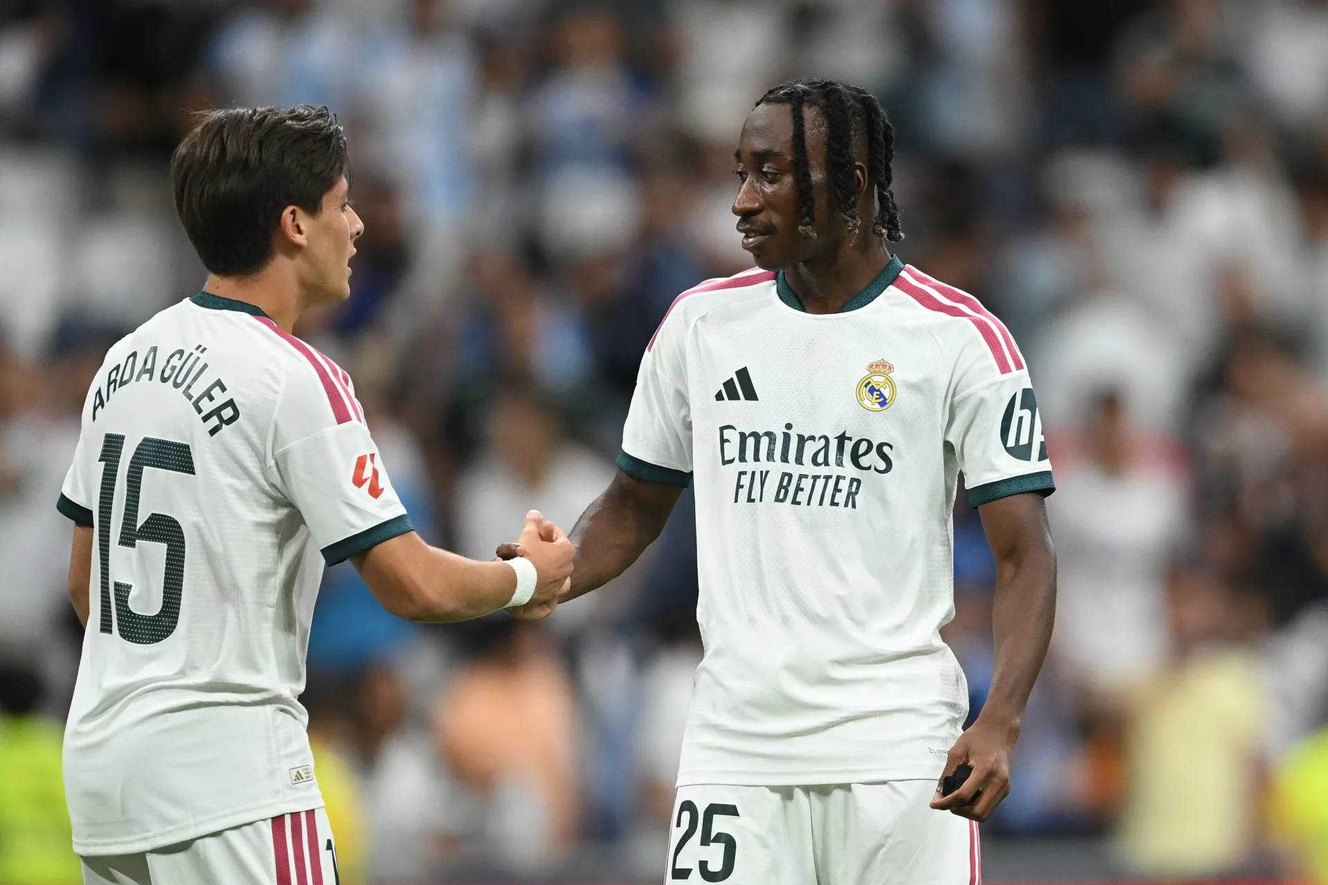 Posible alineación del Real Madrid ante el Betis: ¿Turno para Diomande? Diomande y Arda Güler se saludan durante un partido del Real Madrid.